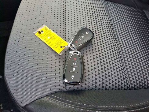 Used 2025 Chevrolet Trax LT w/ LT Convenience Package image 10