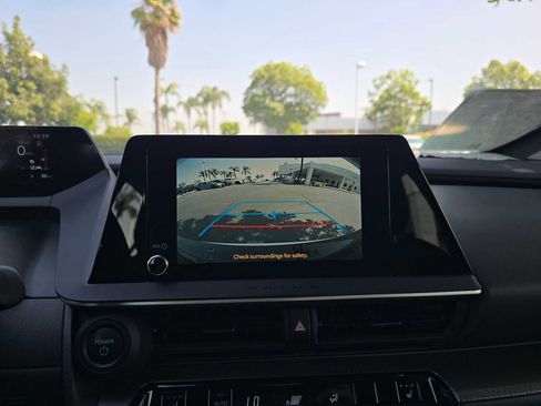 Used 2025 Toyota Prius XLE FWD image 28