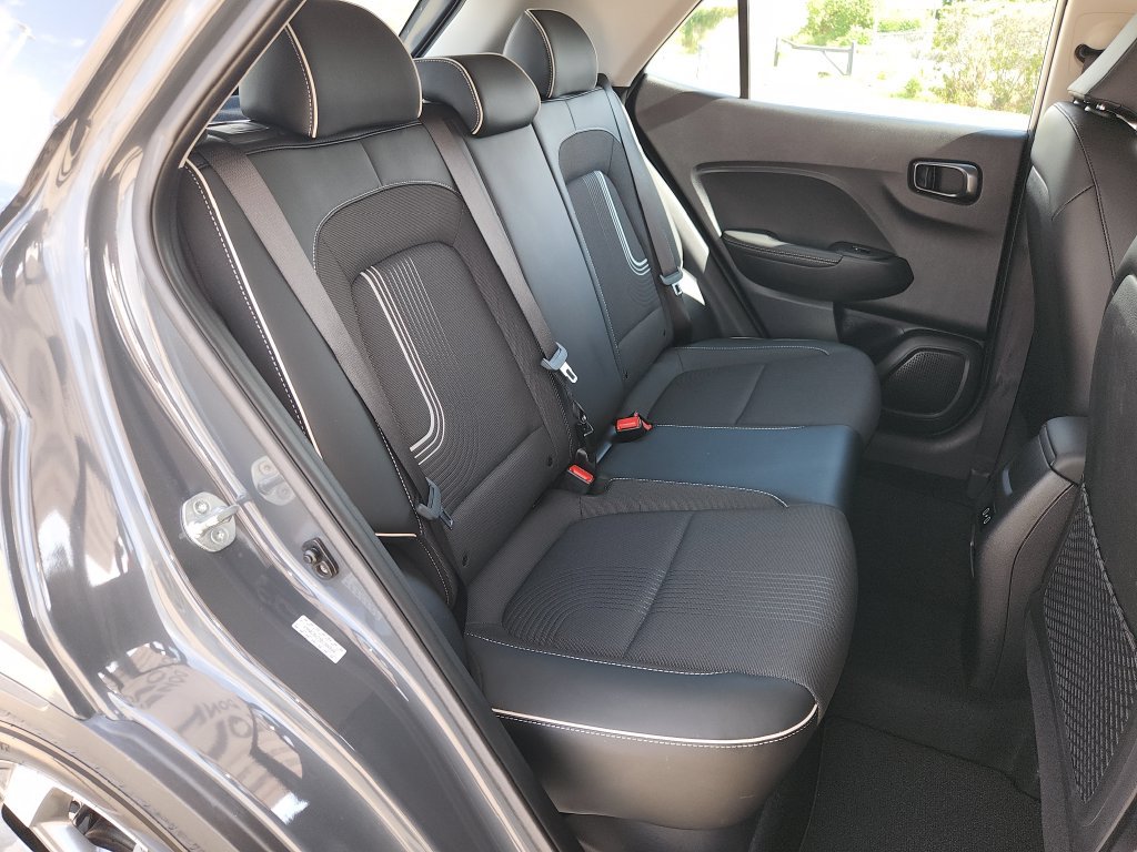 Used 2024 Hyundai Venue Limited FWD image 15