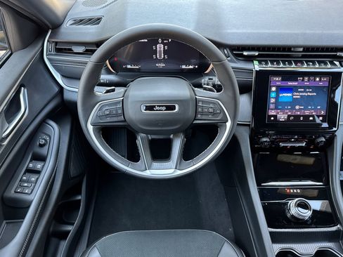 New 2025 Jeep Grand Cherokee Laredo image 13