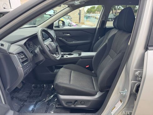 Used 2025 Nissan Rogue SV image 28