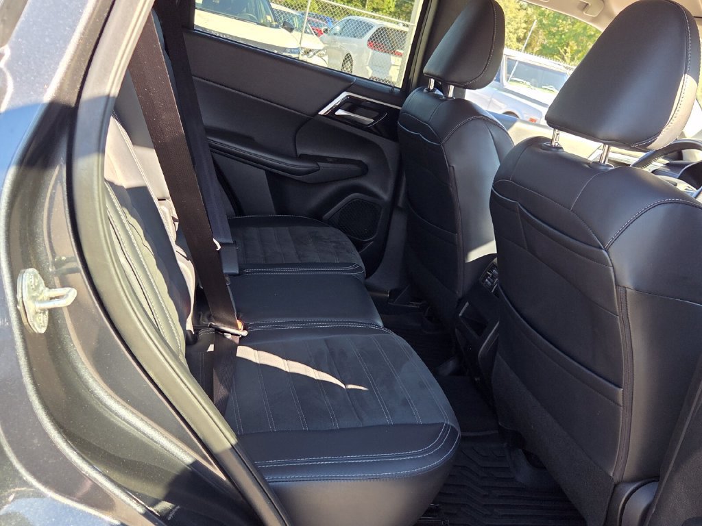 Used 2024 Mitsubishi Outlander AWD image 15