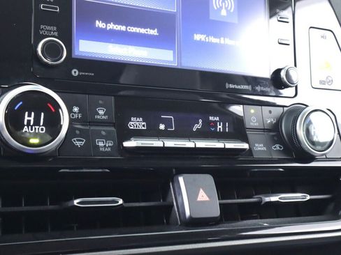 Used 2020 Toyota Highlander LE AWD/4WD image 22