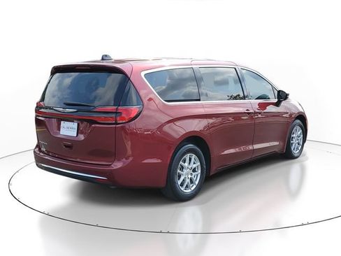 Used 2023 Chrysler Pacifica Touring-L FWD image 4