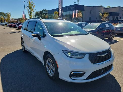 Used 2023 Chrysler Pacifica Limited image 3