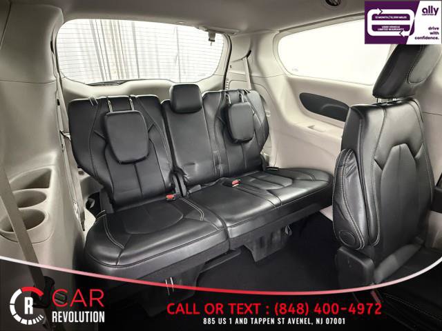 Used 2024 Chrysler Pacifica Touring-L FWD image 44