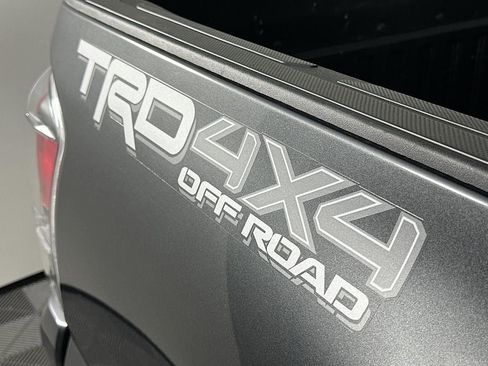 Used 2018 Toyota Tacoma TRD Off-Road w/ Technology Package AWD/4WD image 32