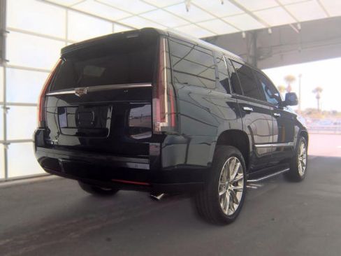 Used 2019 Cadillac Escalade Luxury AWD/4WD image 2