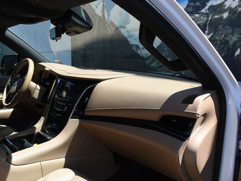 Used 2018 Cadillac Escalade Platinum AWD/4WD image 25