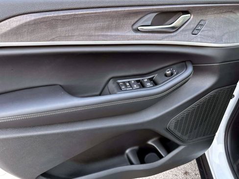 New 2025 Jeep Grand Cherokee Limited image 9