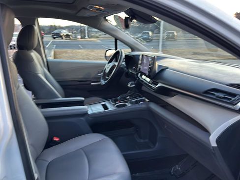 Certified 2023 Toyota Sienna XLE image 10