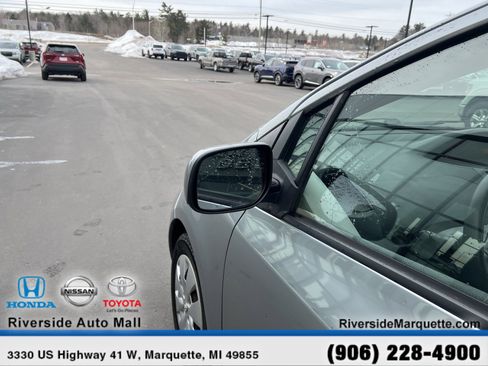 Used 2010 Toyota Yaris 2-Door Hatchback image 5