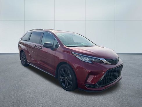 Used 2024 Toyota Sienna XSE FWD image 3