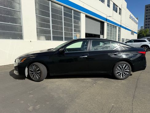 Used 2023 Nissan Altima 2.5 SV image 2