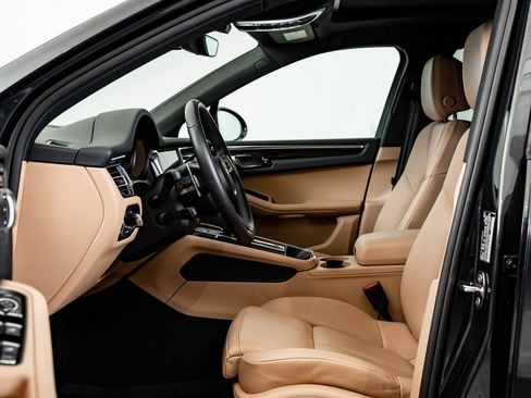 Certified 2025 Porsche Macan AWD/4WD image 5