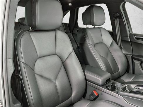 Certified 2025 Porsche Macan image 24