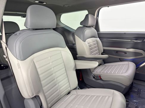 Used 2024 Kia EV9 Land image 40