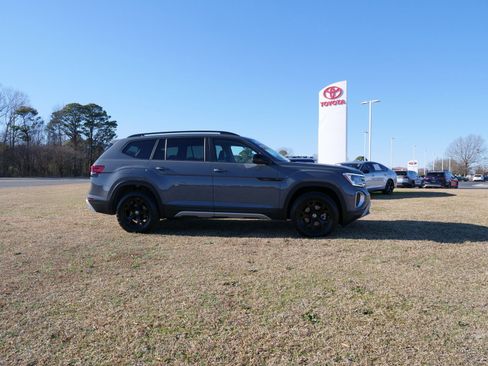 Used 2024 Volkswagen Atlas Peak Edition SE image 3