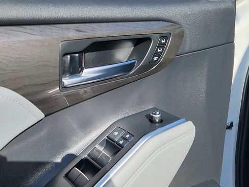 Used 2022 Toyota Highlander Limited image 19