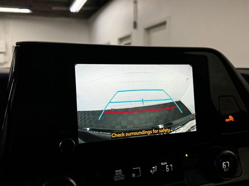 Used 2024 Toyota Highlander XLE AWD/4WD image 15