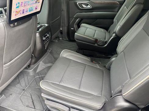 Used 2024 Chevrolet Suburban Premier w/ Advanced Technology Package image 17