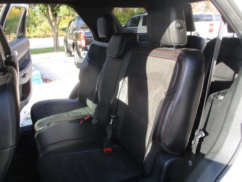 Used 2018 Ford Explorer XLT w/ Equipment Group 202A image 24