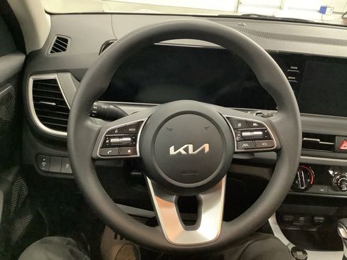Certified 2025 Kia Seltos LX image 12