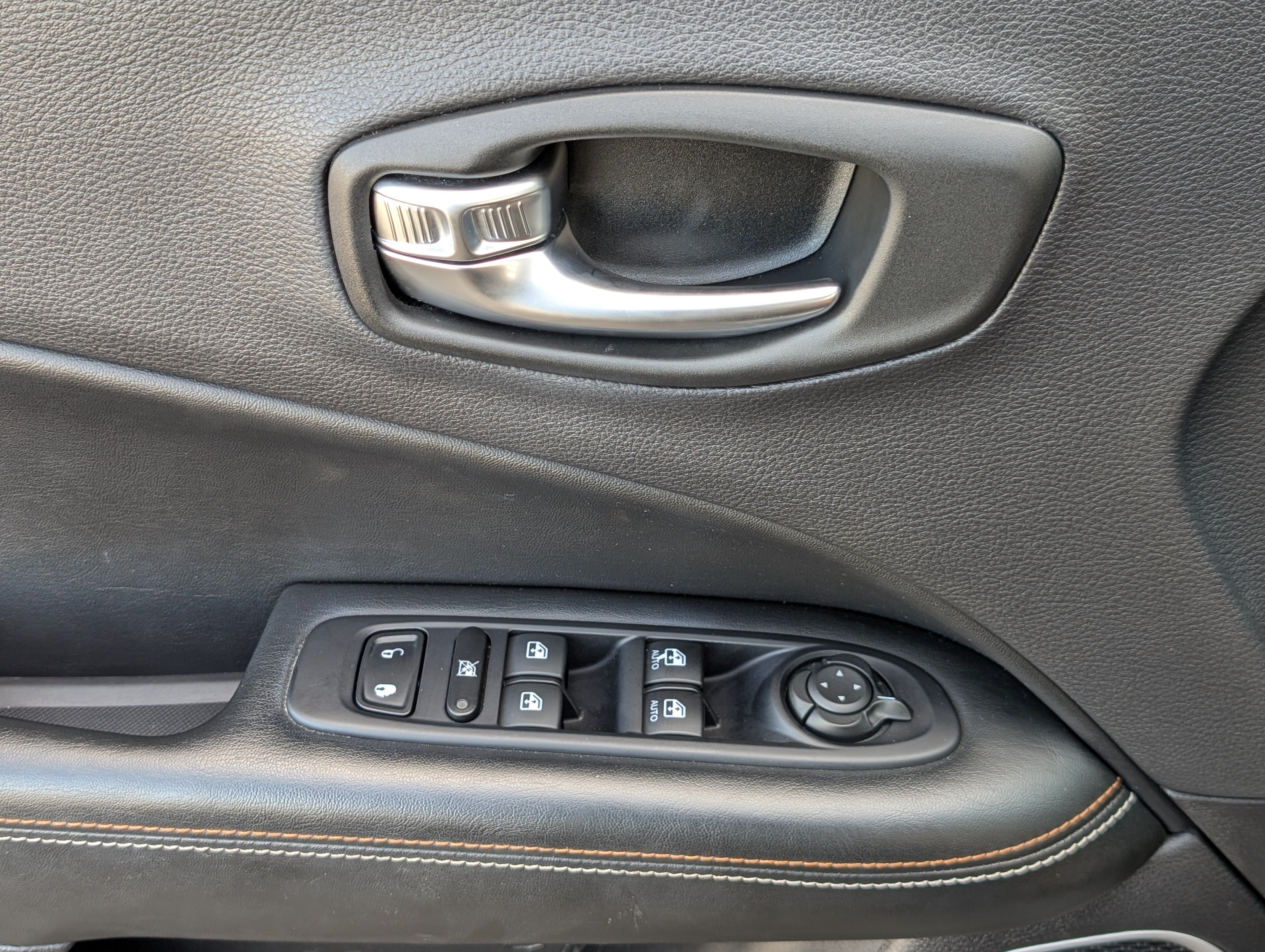 Used 2018 Jeep Compass Latitude FWD image 15