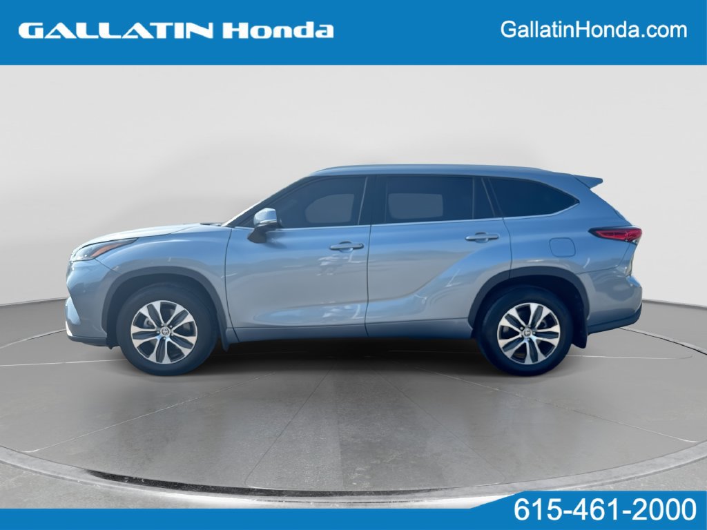 Used 2022 Toyota Highlander XLE AWD/4WD image 1
