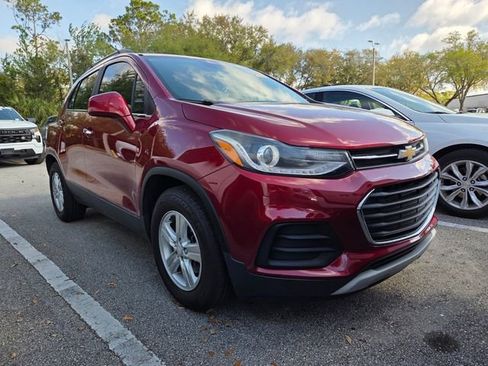 Used 2018 Chevrolet Trax LT w/ LT Convenience Package image 2