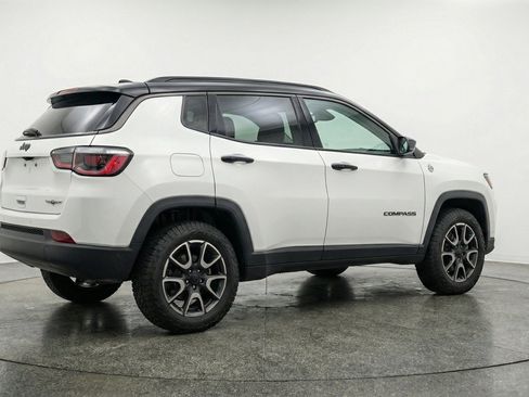 Used 2025 Jeep Compass Trailhawk AWD/4WD image 7