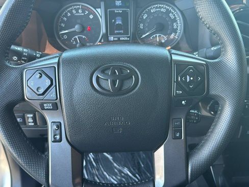 Used 2022 Toyota Tacoma TRD Off-Road AWD/4WD image 18