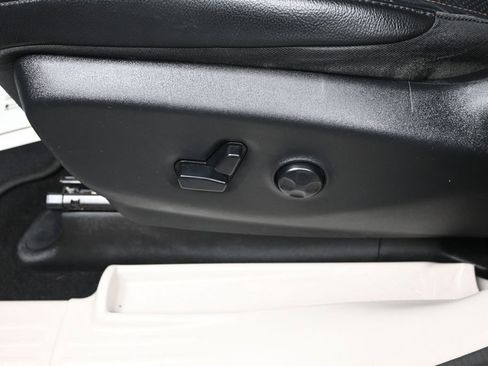 Used 2019 Chrysler Pacifica Touring-L FWD image 12