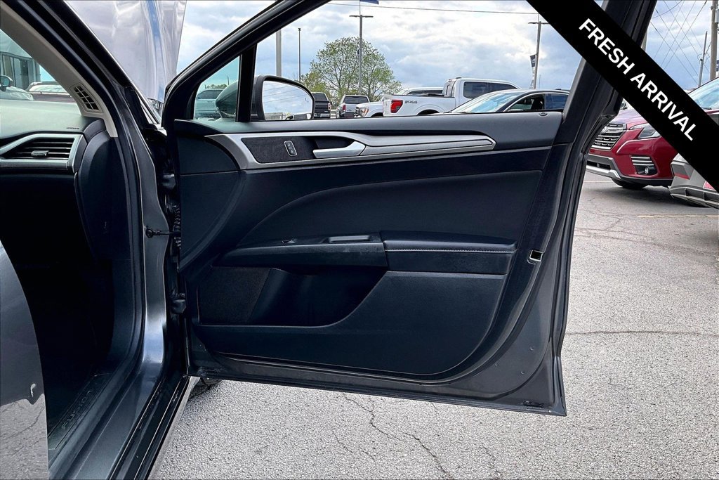 Used 2020 Ford Fusion SE FWD image 26