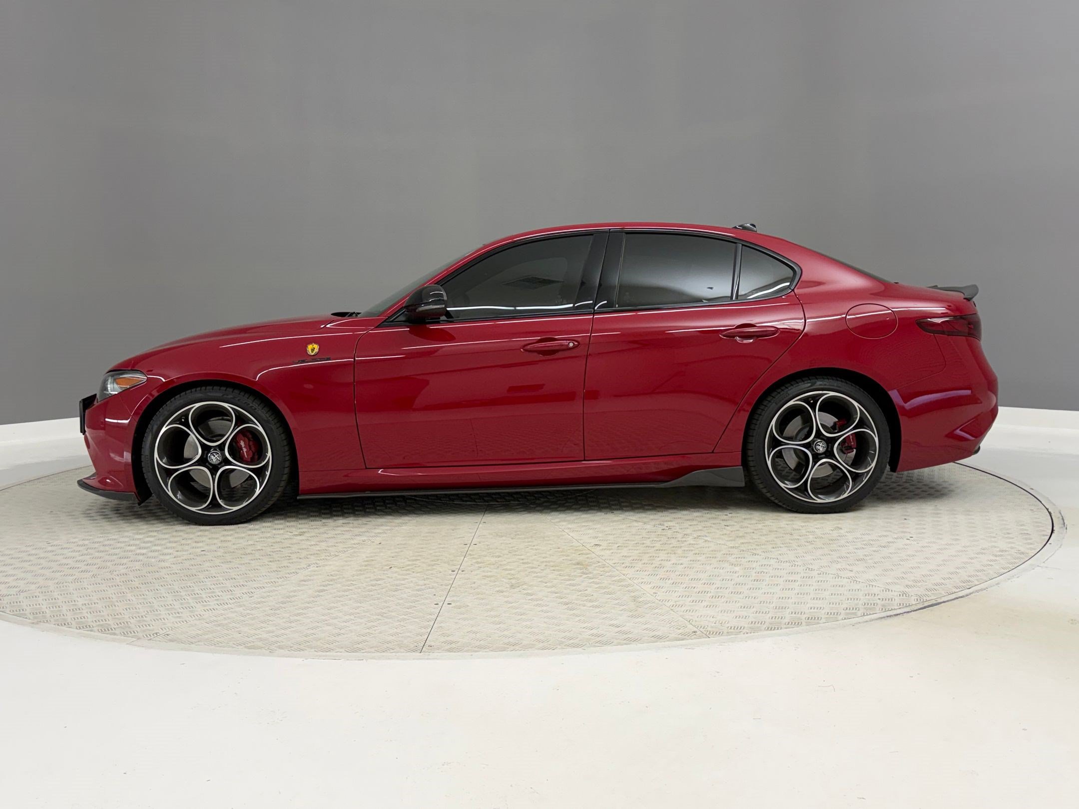 Used 2023 Alfa Romeo Giulia Veloce RWD image 2