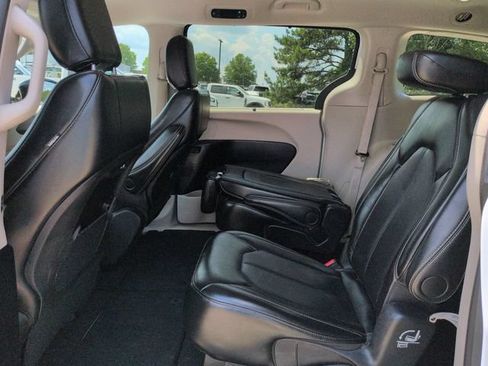 Used 2024 Chrysler Pacifica Touring-L FWD image 16