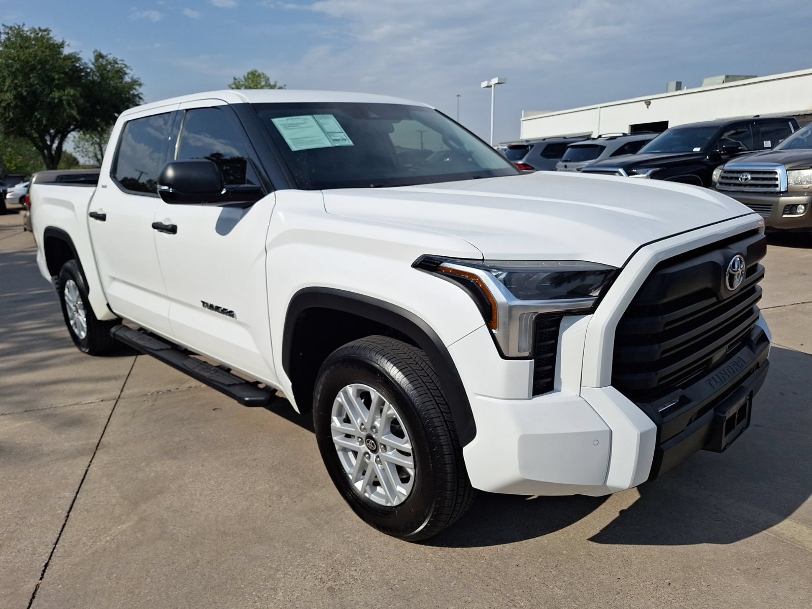 Used 2022 Toyota Tundra SR5 w/ SR5 Convenience Package AWD/4WD image 8