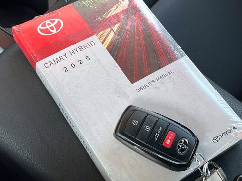 Used 2025 Toyota Camry SE FWD image 12