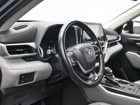 Used 2022 Toyota Highlander XLE image 14