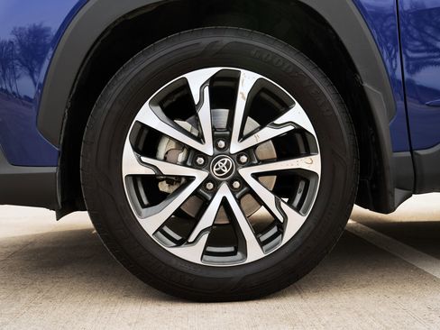 Used 2024 Toyota Corolla Cross XLE w/ Convenience Package image 14