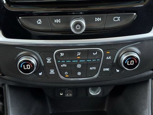 Used 2020 Chevrolet Traverse LT w/ LT Premium Package FWD image 18