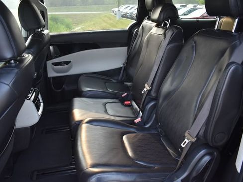 Certified 2023 Kia Carnival EX FWD image 18