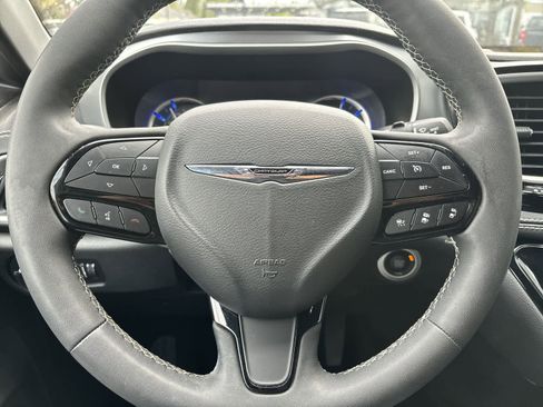 Used 2023 Chrysler Pacifica Touring-L w/ S Appearance Package image 8