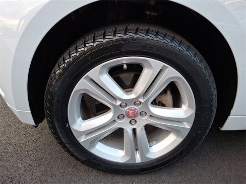 Used 2017 Jaguar F-PACE R-Sport image 8