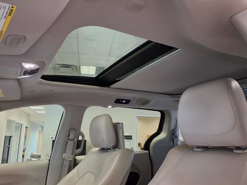 Used 2021 Chrysler Pacifica Touring-L w/ Uconnect Theater Family Group image 21