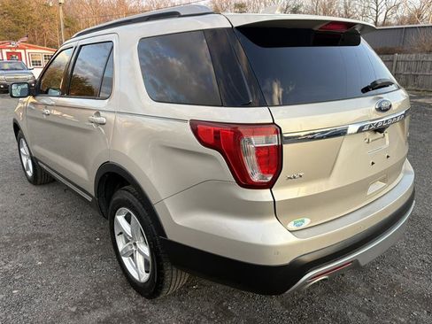Used 2017 Ford Explorer XLT w/ Equipment Group 202A image 3