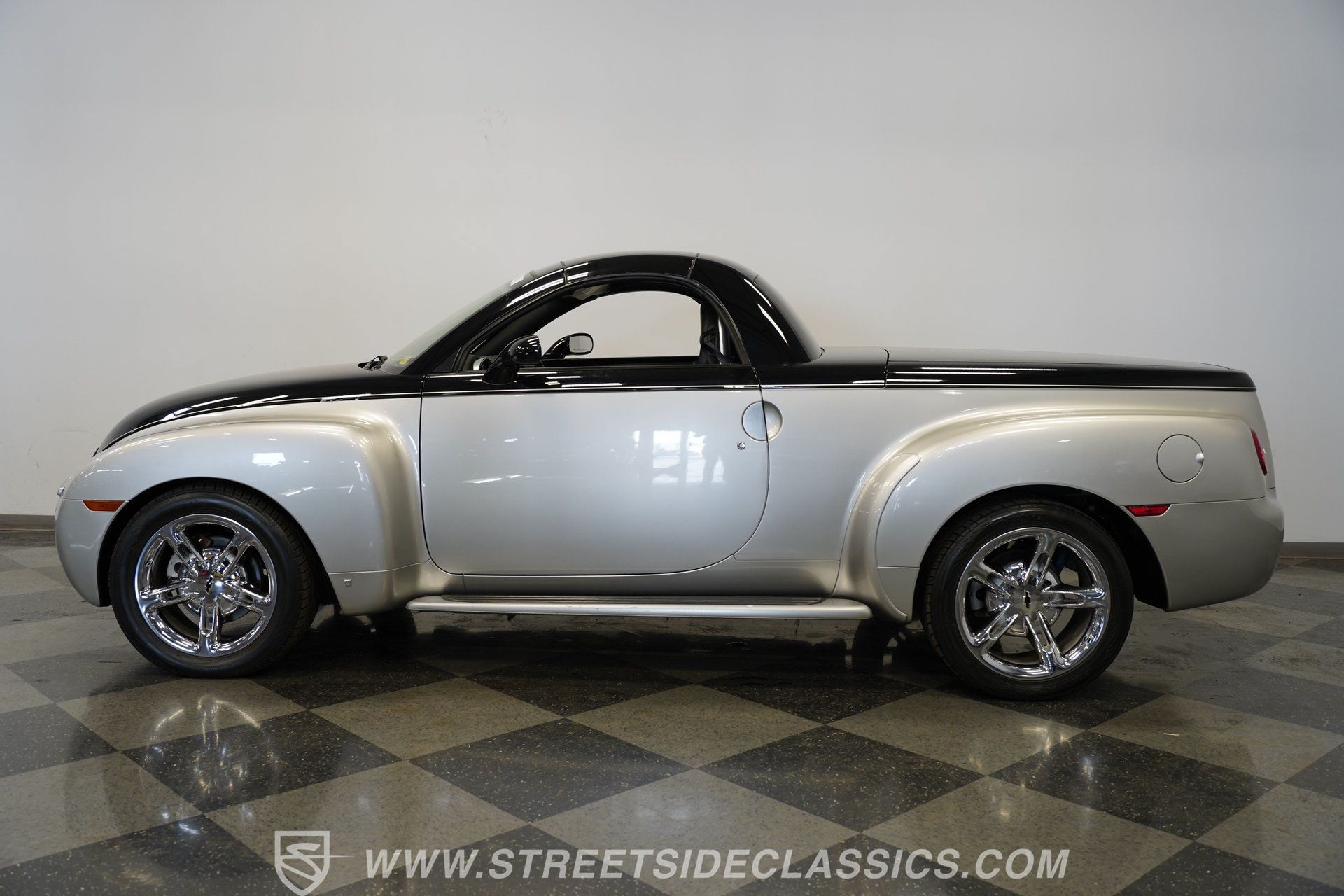 Used 2006 Chevrolet SSR w/ Preferred Equipment Group RWD image 8