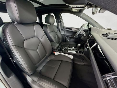 Certified 2025 Porsche Macan AWD/4WD image 22