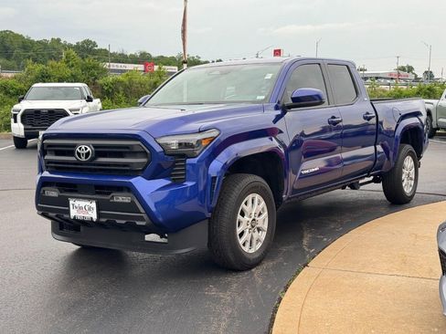 Certified 2025 Toyota Tacoma SR5 AWD/4WD image 8