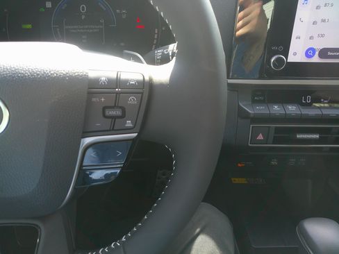 Used 2025 Toyota Camry SE w/ Convenience Package image 25